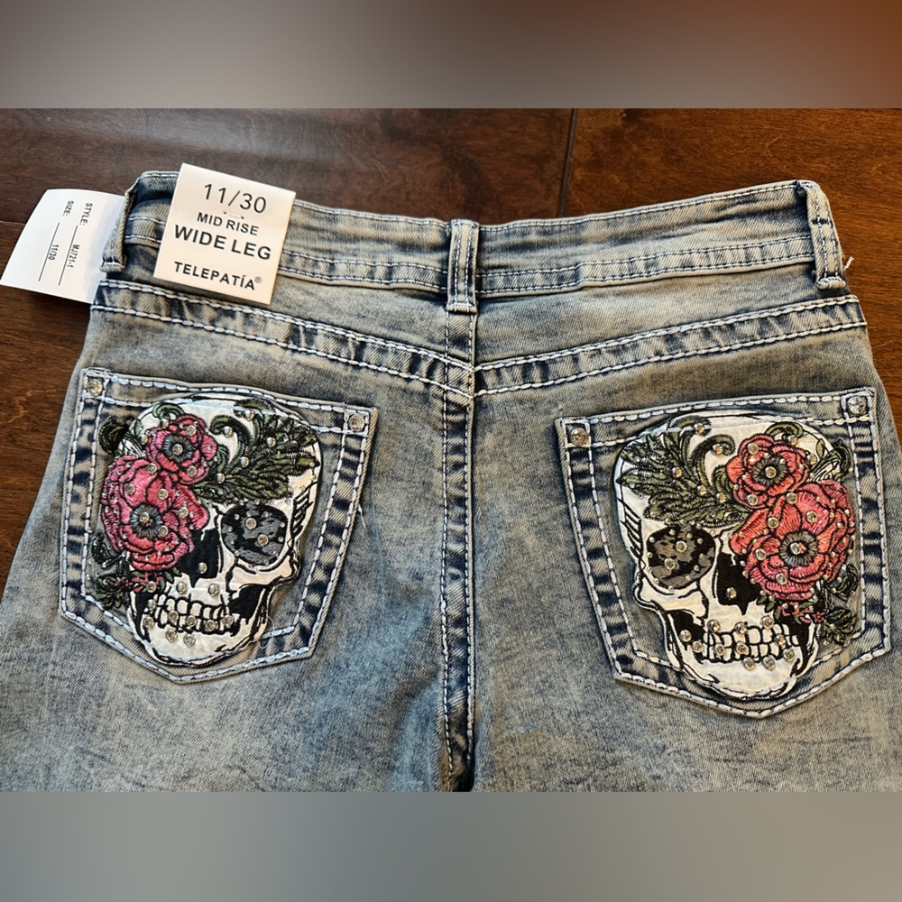 🆕 Embroidered and Bedazzled Wide Leg Jeans - Picture 5 of 6
